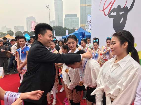 赛事嘉宾为WilliamHill官网队员颁奖.jpg