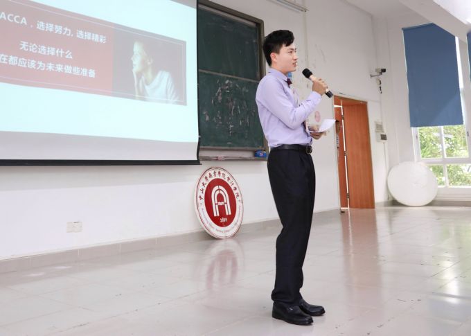 59c383e364973.jpg 刘华柱在中山大学南方学院会计学院分享经验.jpg